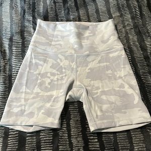 Lululemon Wunder Under 6” Biker short Size 4